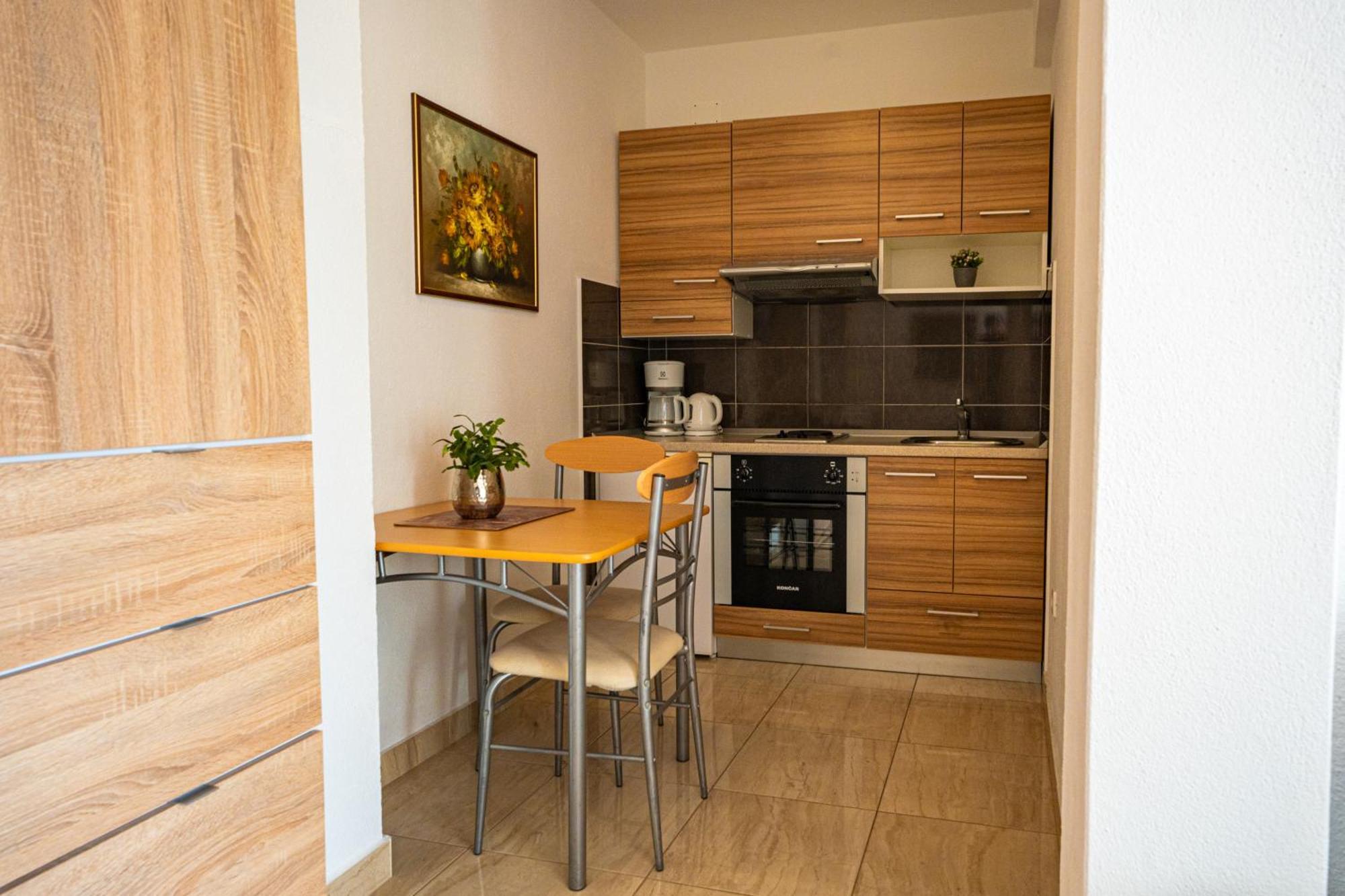 Apartmani Kremena Small Beach 200M Klek Eksteriør billede